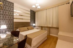 Postel nebo postele na pokoji v ubytování Curitiba Palace Hotel