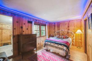 Voodi või voodid majutusasutuse Root-Stone Lodge cabin toas