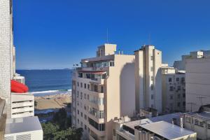 uma vista para a praia a partir de um edifício em Rio Spot Homes Copacabana U041 no Rio de Janeiro