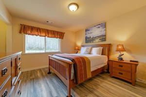 um quarto com uma cama e uma janela em Elk Meadow Cabins 9A Prairie Creek Suite em Orick
