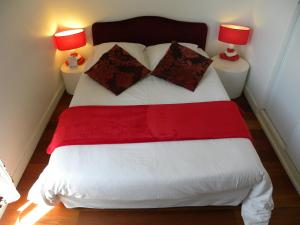 Letto o letti in una camera di Hotel La Bastie d'Urfé