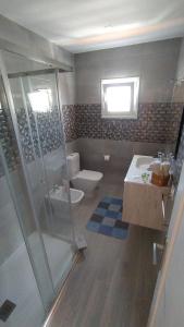 a bathroom with a shower and a toilet and a sink at Esmeralda Callao Salvaje in Callao Salvaje