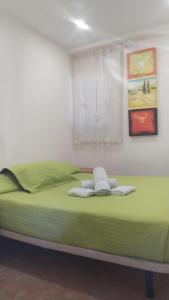 - une chambre avec un lit vert et une fenêtre dans l'établissement Esmeralda Callao Salvaje, à Callao Salvaje