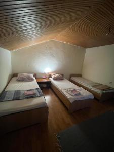 ポドゴリツァにあるVilla Natalijaの天井のある部屋のベッド2台を利用する部屋1室を利用します。