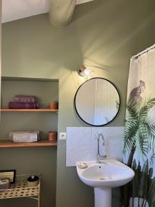 uma casa de banho com um lavatório e um espelho em Domaine La Condamine CRILLON LE BRAVE em Crillon-le-Brave