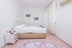 niewielka sypialnia z łóżkiem i komodą w obiekcie Deep Purple Bikers w mieście Fethiye
