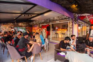 een groep mensen die in een restaurant zitten bij Deep Purple Bikers in Fethiye