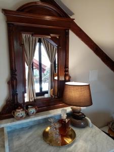 una lámpara en una mesa frente a un espejo en Apartments & Rooms Trogir Stars FREE PARKING, en Trogir