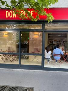 Reštaurácia alebo iné gastronomické zariadenie v ubytovaní Super appartement refait à neuf beaucoup de charme
