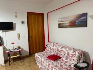 una sala de estar con un sofá y una mesa en Monolocale al BlueMarine, en Riposto