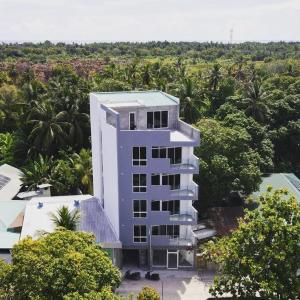 an overhead view of a white building with trees at EQUATOR RETREAT in Fuvahmulah