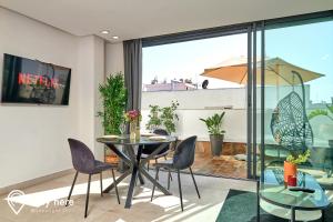 - une salle à manger avec une table et des chaises dans l'établissement Stayhere Rabat - Agdal 3 - Prestige Residence, à Rabat