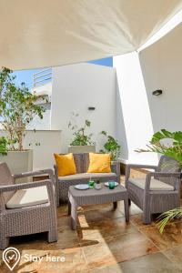 un patio con sillas, un sofá y una mesa en Stayhere Rabat - Agdal 3 - Prestige Residence, en Rabat