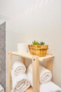 - une étagère en bois avec des serviettes dans la salle de bains dans l'établissement La mejor vista al mar !!!, à Calafat