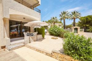 une terrasse avec une table et un parasol dans l'établissement La mejor vista al mar !!!, à Calafat