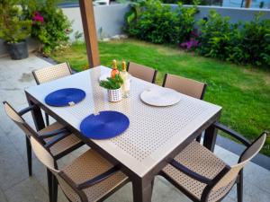 un tavolo bianco con targhe blu di Suelo Flat Villa for Family a Turgutreis