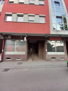 un bâtiment au coin d'une rue dans l'établissement Luka Lux, à Niš