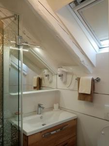 W łazience znajduje się umywalka i lustro. w obiekcie Apartments & Rooms Trogir Stars FREE PARKING w Trogirze