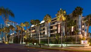 un edificio con palmeras frente a una calle en Suites in MDR-Venice with Pool, GYM & HotTub, en Los Ángeles
