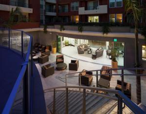 un patio de apartamentos con sofás y sillas en un edificio en Suites in MDR-Venice with Pool, GYM & HotTub, en Los Ángeles