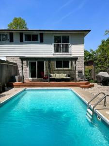 une grande piscine bleue en face d'une maison dans l'établissement Carrera Cove - Amazing 3BR - Sleeps Up to 7, à Mississauga