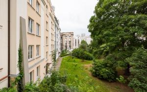 uitzicht op een steeg tussen twee gebouwen bij Park Promenada Brown Apartment in Warschau