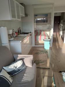 a living room with a couch and a kitchen at Magnifique appartement double cabine in Le Touquet-Paris-Plage