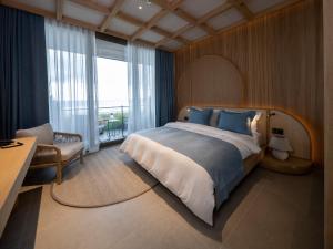 een slaapkamer met een groot bed en een groot raam bij İnemare Hotel in Demirköy