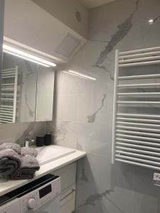 Kúpeľňa v ubytovaní Super appartement refait à neuf beaucoup de charme