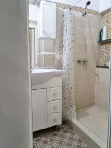 W łazience znajduje się umywalka i prysznic. w obiekcie Maison l'océan w mieście Rabat