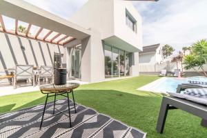 eine Darstellung eines Hauses mit einem Hof in der Unterkunft Villa Kamila in Aroeira