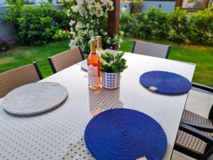 una mesa blanca con platos azules y una botella de vino en Suelo Flat Villa, en Turgutreis