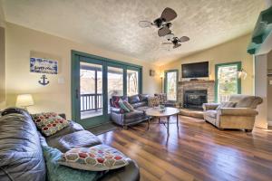 - un salon avec un canapé et une cheminée dans l'établissement Deep Creek Lake Cottage with Hot Tub and Billiards!, à Oakland