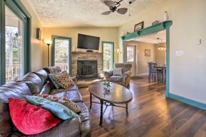 - un salon avec un canapé et une table dans l'établissement Deep Creek Lake Cottage with Hot Tub and Billiards!, à Oakland