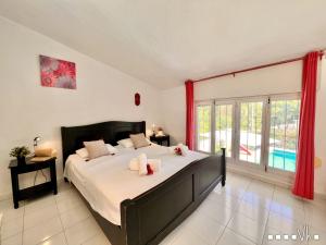 モライラにあるVH CostaBlanca - SABATERAのベッドルーム(大型ベッド1台、大きな窓付)