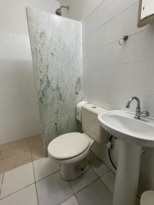 ein Bad mit einem WC und einem Waschbecken in der Unterkunft Pousada Saint Germain in Búzios