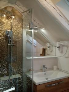 W łazience znajduje się umywalka i prysznic. w obiekcie Apartments & Rooms Trogir Stars FREE PARKING w Trogirze