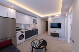 cocina con lavadora y secadora en una habitación en Çalış Suites Hotel - Family only, en Cesme