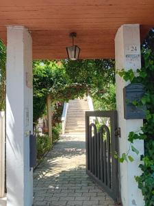 wejście do domu z drewnianą bramą w obiekcie DA GIANNì w mieście Nereto