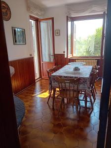 jadalnia ze stołem i krzesłami oraz oknem w obiekcie DA GIANNì w mieście Nereto