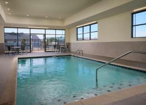 uma grande piscina num quarto de hotel em Best Western Plus Executive Residency Jackson Northeast em Jackson