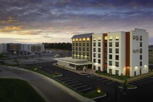 a view of a building with a parking lot at Best Western Plus Executive Residency Jackson Northeast in Jackson