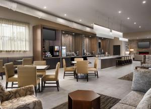 a lobby with a dining room and a kitchen at Best Western Plus Executive Residency Jackson Northeast in Jackson