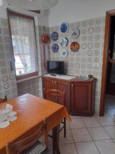 a kitchen with a table and plates on the wall at Casa vacanze Gianluca in Aosta