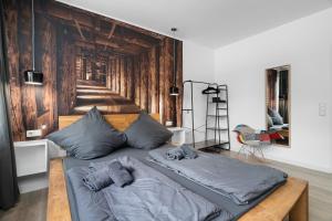 een slaapkamer met een bed en een houten muur bij Apartment 3, direkt am Bahnhof in Aken