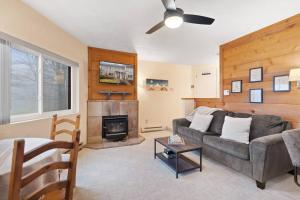 een woonkamer met een bank en een open haard bij Hidden Valley Condo at Resort- Walk to Slope, Golf, Hike in Somerset