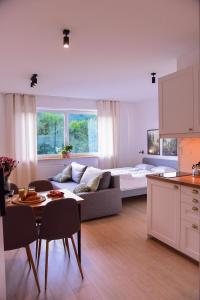 庫多瓦－茲德魯伊的住宿－Apartamenty Turystyczna 25，客厅配有沙发和桌子