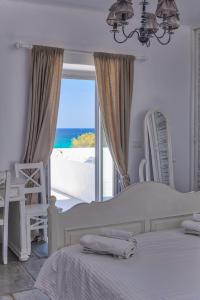 a bedroom with a bed and a view of the ocean at Villa Yialos in Antiparos Town