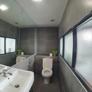 Łazienka z białą toaletą i umywalką w obiekcie My Houze - Empire Damansara Duplex w mieście Kampong Bukit Lanjan