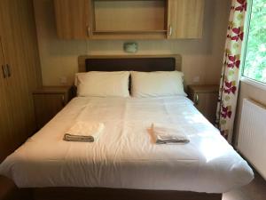 ein Schlafzimmer mit einem Bett mit zwei Handtüchern darauf in der Unterkunft Popular property in Bembridge in Bembridge